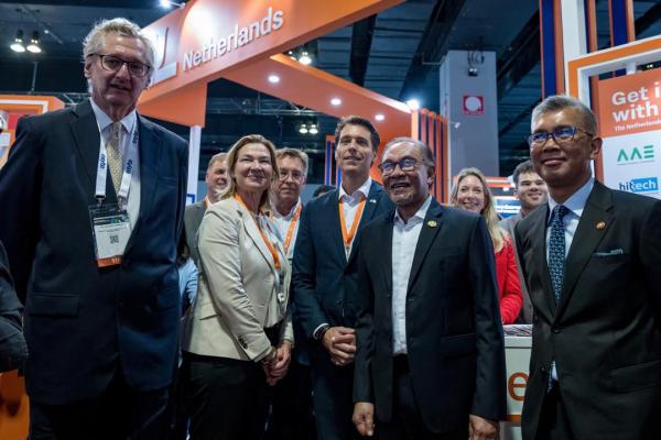 Visit-of-Malaysian-Prime-Minister-to-the-NL-stand-at-Semicon-SEA.jpeg